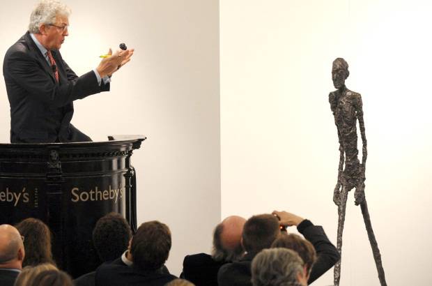 AP - 3- El hombre que camina de Alberto Giacometti, escultura vendida en Londres por 65 millones de libras (104,3 millones de d&#243;lares) el 3 de febrero de 2010.