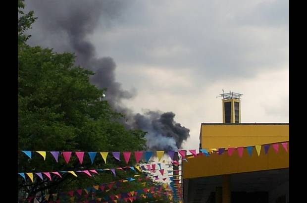 FOTO CORTES&#205;A - Desde diferentes puntos del sur del &#225;rea metropolitana se report&#243; la aparici&#243;n de una columna de humo que sal&#237;a de las instalaciones de Peldar. La empresa inform&#243; que se trata de un trabajo de mantenimiento.