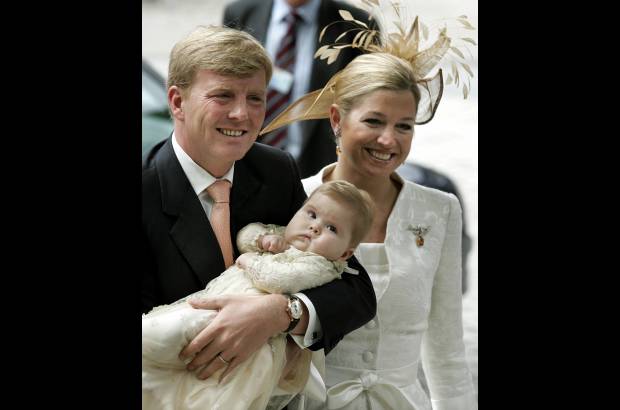 AP - El entonces pr&#237;ncipe heredero holand&#233;s William-Alexander y su esposa Maxima Zorreguieta con la beb&#233; Catharina-Amalia en 2004.