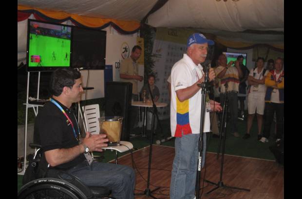 Cortes&#237;a - Baltazar Medina, presidente del Comit&#233; Ol&#237;mpico Colombiano, habla ante la delegaci&#243;n colombiana ante la mirada de Jairo Clopatofsky, director de Coldeportes.