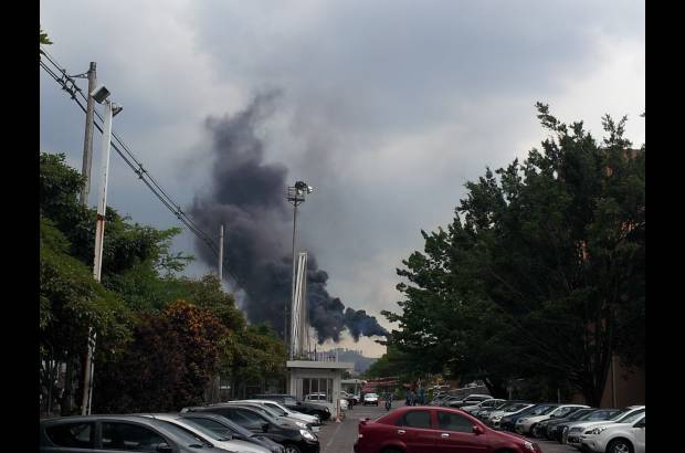FOTO CORTES&#205;A - Desde diferentes puntos del sur del &#225;rea metropolitana se report&#243; la aparici&#243;n de una columna de humo que sal&#237;a de las instalaciones de Peldar. La empresa inform&#243; que se trata de un trabajo de mantenimiento.