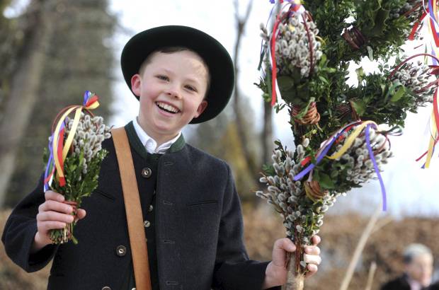 AP - Ni&#241;o de 12 a&#241;os participa en la procesi&#243;n de Domingo de Ramos en Rottach-Egern, sur de Alemania.