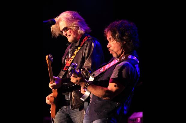 AP - Los veteranos Daryl Hall & John Oates cantan en un concierto en Pensilvania, Estados Unidos.