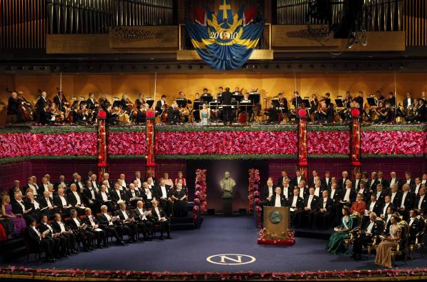 Reuters - Los ganadores del Nobel de 2010 (izquierda) se sentaron al frente del Rey de Suecia Carlos XVI.