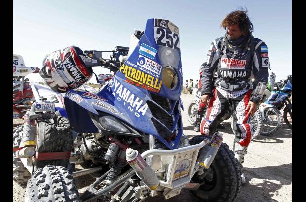 Reuters - El argentino Marcos Patronelli revisaba su moto antes del comienzo de la etapa. Es uno de los favoritos en cuatrimotos.