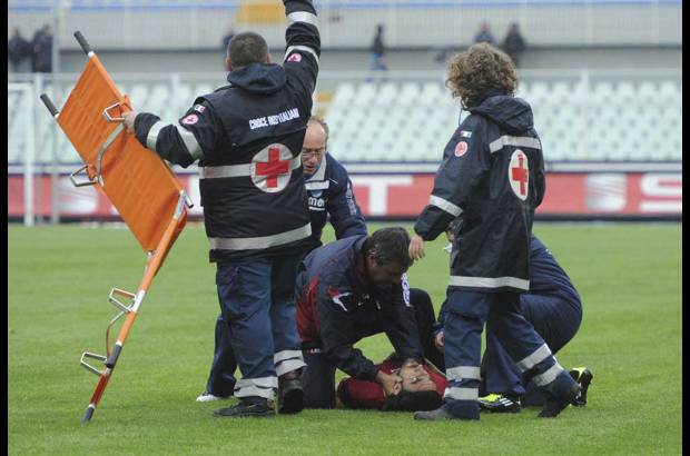 Foto AP - El centrocampista italiano del Livorno Piermario Morosini, de 25 a&#241;os, se convirti&#243; este s&#225;bado en la &#250;ltima v&#237;ctima de la lista de jugadores que han perdido la vida mientras disputaban un partido o se entrenaban, en su caso, debido a un problema card&#237;aco.