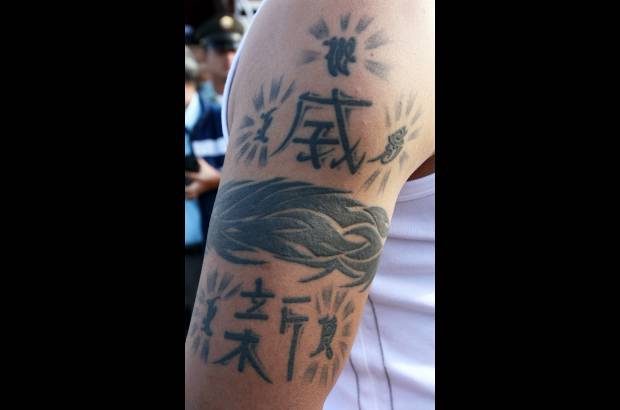 David S&#225;nchez - Wisin luce un gran tatuaje en su brazo.