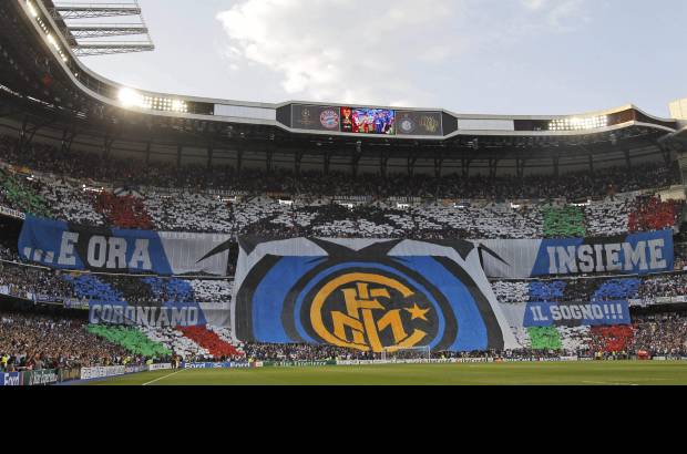 AP - La bienvenida de los hinchas del Inter a su equipo antes del arranque del compromiso.