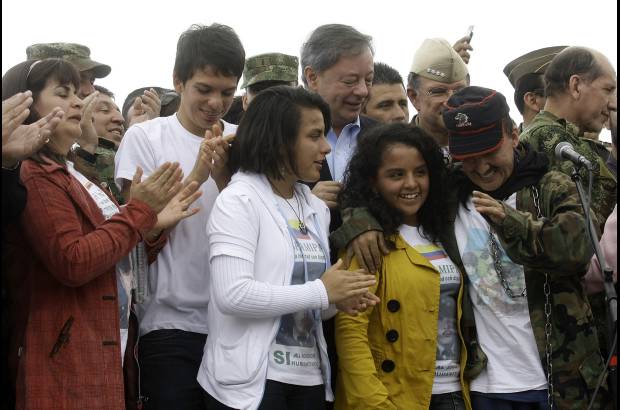 Colprensa-Andr&#233;s Torres - El sargento Arbey Delgado Argote fue recibido por su familia con flores y abrazos.