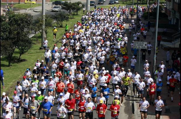 Colprensa - La fr&#237;a Bogot&#225; se visti&#243; de Sol para acompa&#241;ar por sus calles a 45.000 atletas que se registraron para la competencia.