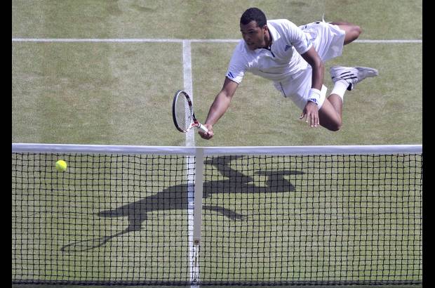 Reuters - Incomprensiblemente para el público, Tsonga llegaba a todas las bolas. Djokovic se desesperaba. Eso lo llevó a lanzar la pelota fuera de la pista en el momento más decisivo y dejar correr así la primera de las siete bolas de "break" que tuvo en el set inicial.