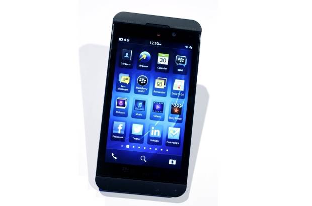 AP - El Z10 dej&#243; atr&#225;s el tradicional teclado de las BlackBerry con una pantalla t&#225;ctil de 4,2 pulgadas, con 356 ppp y resoluci&#243;n 1.280 x 756 y viene blanco y negro.