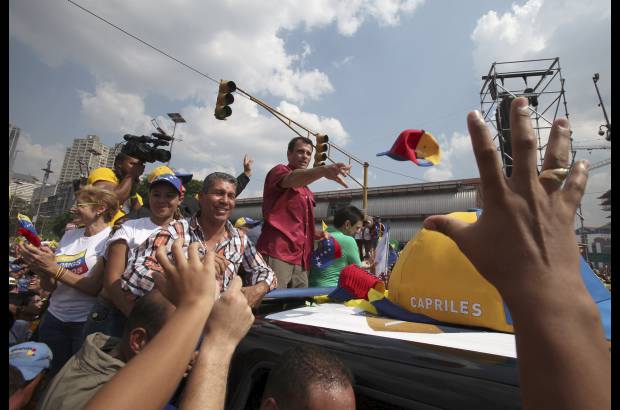 AP - Capriles regaló gorras a lo largo de su recorrido.