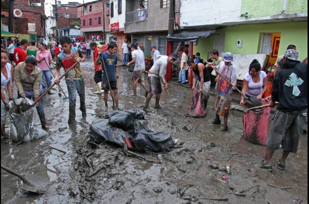 Esteban Vanegas - Las calles quedaron cubiertas de lodo tras el paso del afluente, que se sali&#243; de su cauce tras el fuerte aguacero que azot&#243; el norte de Medell&#237;n.