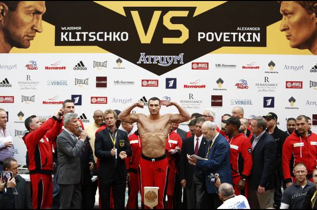 AP - El boxeador Ucraniano Wladimir Klitschko poses para los fot&#243;grafos luego del pesaje en Mosc&#250;, &#233;l defendera su t&#237;tulo de la WBA frente al ruso Alexander Povetkin.