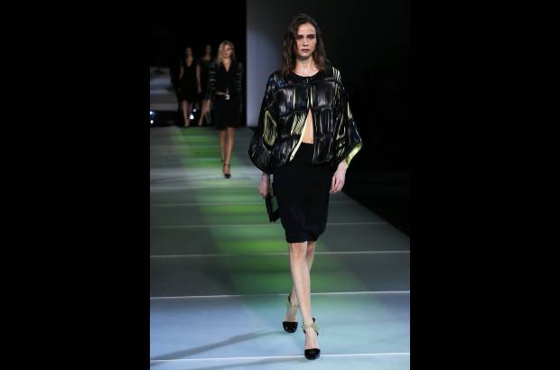 Reuters - Giorgio Armani, de 79 años, cerró la Semana de la Moda femenina de Milán. Sus diseños sorprendieron por teñir la franela de grises claros y oscuros a los que se unió el verde lima, para vestir a una mujer sencilla pero elegante. Para la noche, los vestidos largos palabra de honor o con escotes vertiginosos fueron los encargados de poner la nota de distinción en el desfile.