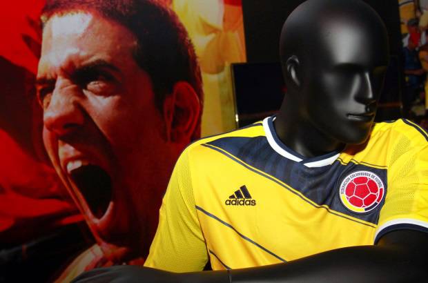 COLPRENSA - El color blanco se encuentra en las mangas y en el cuello. El rojo, en una l&#237;nea horizontal en la parte trasera representando la conexi&#243;n de las selecciones en el torneo m&#225;s importante del mundo.