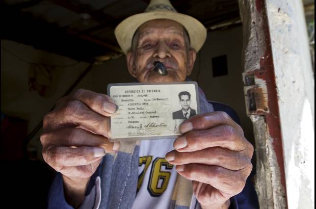 Esteban Vanegas - El mismo Marco exhibe con orgullo su c&#233;dula. &#201;l es consciente de su longevidad y est&#225; orgulloso de ella.