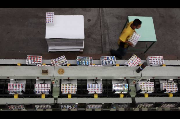 Reuters - En Tambore, un barrio industrial de Sao Paulo, está la fábrica de Panini en Brasil. Allí se produce el álbum del Mundial de Fútbol para dicho país.