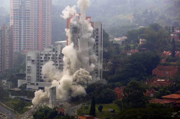 Manuel Saldarriaga - La implosi&#243;n de la torre 5 del edificio Space se dio a las 8:52 a.m. de este jueves.