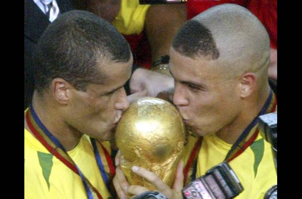 Reuters - Cuando estaba en buenas condiciones, el delantero era imparable. Ronaldo fue elegido tres veces como el Jugador del Año de la FIFA, en dos oportunidades como el Futbolista Europeo del Año y es el máximo artillero de la historia de los Mundiales.