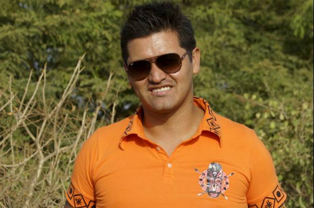 Cortes&#237;a Canal Caracol - Gerly Hassam G&#243;mez. 37 a&#241;os. Bogot&#225;. Comediante. Es un hombre que a punta de sacrificio, dedicaci&#243;n y trabajo se ha ganado un lugar muy especial en el coraz&#243;n de los colombianos a trav&#233;s de sus personajes. Estudi&#243; lenguas modernas, pero se dedica a la comedia desde que rompi&#243; el r&#233;cord como cuenta chistes de S&#225;bados Felices. Se considera un hombre anal&#237;tico, serio, que no soporta a las personas flojas.
