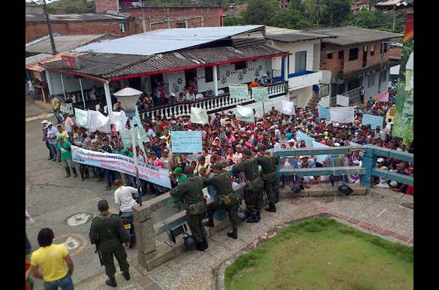 Andrés Ruiz - Los campesinos de Tarazá marcharon el miércoles para reclamar atención del Gobierno. Reclaman por las fumigaciones que afectan cultivos de caña, caucho y cacao.