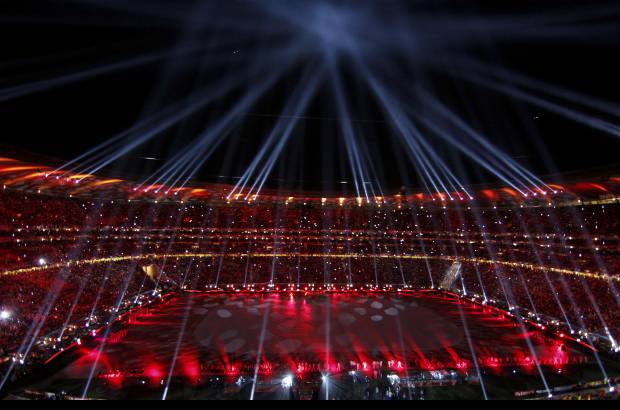 AP - Un espectacular juego de luces descrest&#243; a los miles de asistentes, adem&#225;s de los millones de televidentes que siguieron la ceremonia alrededor del mundo.