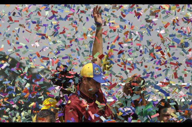 AP - Capriles llegó al estrado tras recorrer un enjambre humano de varios kilómetros.