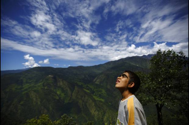 Reuters - Uno de los hijos de Devi disfruta el paisaje despu&#233;s del tratamiento con l&#225;ser.