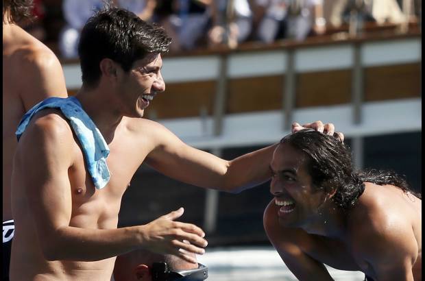 Reuters - El clavadista colombiano Orlando Duque es felicitado por Jonathan Paredes de M&#233;xico, luego de conseguir la medalla de oro en el Campeonato Mundial de Nataci&#243;n, Paredes fue medalla de bronce.
