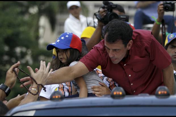 AP - Capriles lució en Caracas una camisa de color vinotinto, como la de la selección de fútbol.