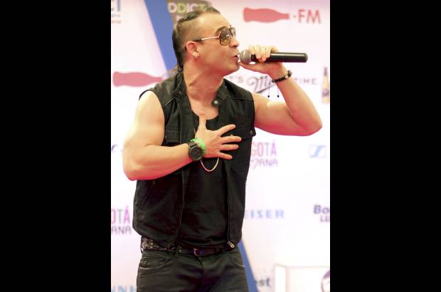 COLPRENSA - La revelaci&#243;n de la noche, el antioque&#241;o Wolfine, enloqueci&#243; al p&#250;blico con una de las canciones m&#225;s importantes del momento en el g&#233;nero del �reggaeton&#39;: Esc&#225;pate conmigo, la cual le vali&#243; dos galardones como Mejor nuevo artista o agrupaci&#243;n, as&#237; como en la categor&#237;a urbana.