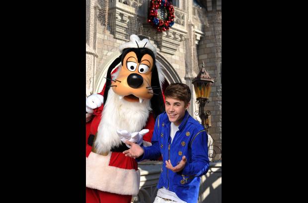 AP - Justin Bieber fue el encargado de dar la bienvenida a la Navidad en Disney.