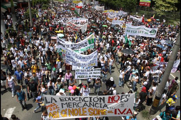 Robinson Sáenz - Miles de estudiantes salieron a las calles de las principales ciudades del país rechazando el proyecto que busca la reforma a la educación superior.
