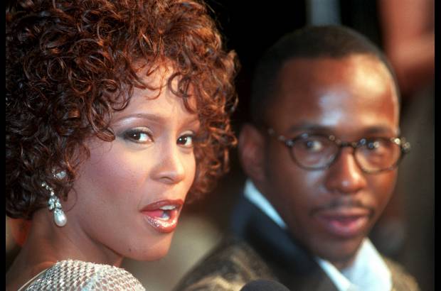 AP - Houston rein&#243; en la m&#250;sica pop con su majestuosa voz, pero el consumo de drogas y su complicado matrimonio con el cantante Bobby Brown le pasaron factura.