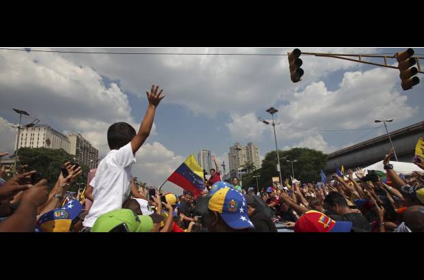 AP - Una multitud de venezolanos marcharon desde diversos puntos de la capital para encontrarse con el candidato.
