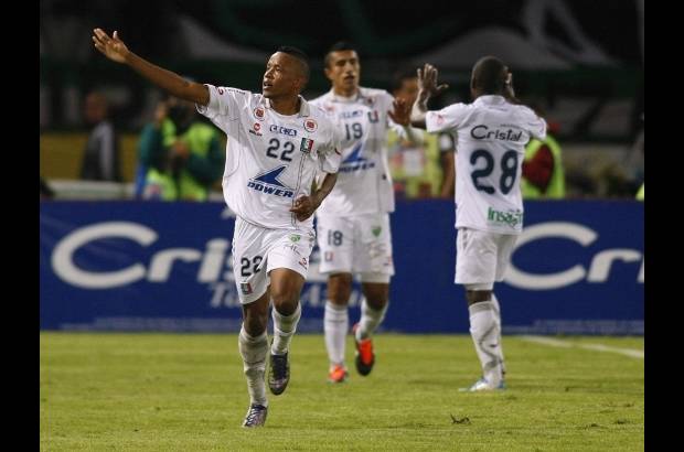 Reuters - Alrededor de 32.000 aficionados ocuparon los grader&#237;as del estadio Palogrande de la ciudad de Manizales.