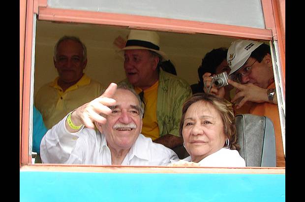 Colprensa - 2007. Después de muchos años regresa a Aracata con su esposa. El tren en el que viaja tiene mariposas amarillas.