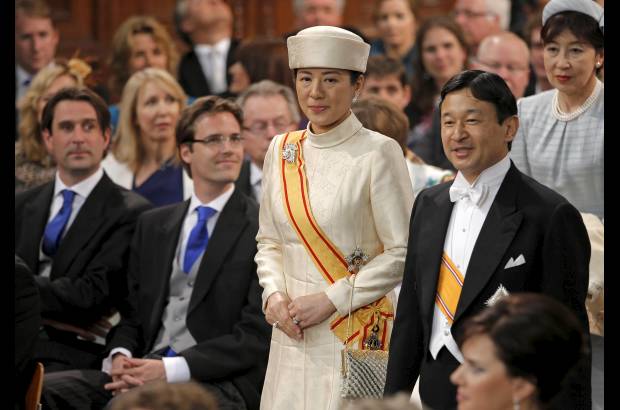 Reuters - El Príncipe Naruhito y la princesa Masako of Japan llegan a la ceremonia real.