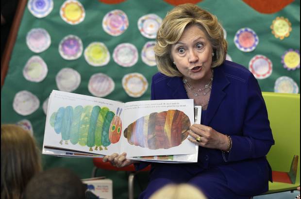 AP - La exsecretaria de Estado, Hillary Clinton lee en voz alta a los ni&#241;os en una biblioteca infantil y un centro de aprendizaje en Little Rock, Arkansas, Estados Unidos.