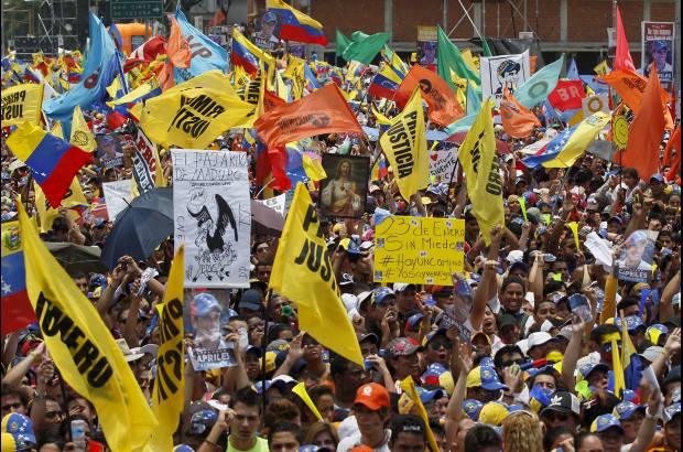 AP - La multitud llegó con banderas pidiendo justicia y letreros que se burlaban de Maduro.