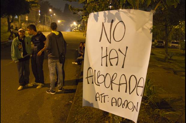 Edwin Bustamante - Un letrero firmado a nombre de &#34;La Administraci&#243;n&#34; se&#241;al&#243; que no habr&#237;a alborada y fue notable la presencia de la Polic&#237;a.