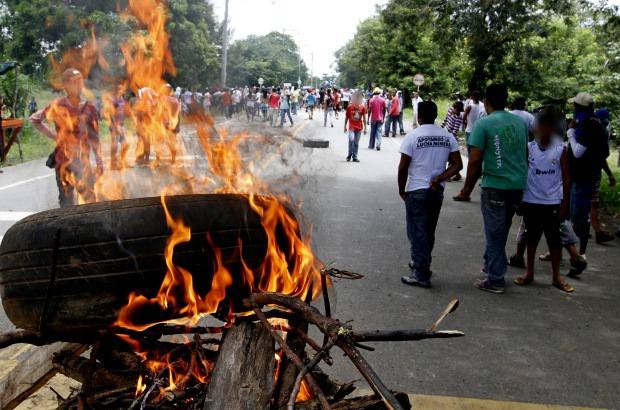 Donaldo Zuluaga - Las autoridades confirmaron que varios manifestantes bloquearon la vía hacia la Costa Atlántica, en el sector conocido como Caserí, usando llantas y palos que quemaron para impedir el paso de vehículos.