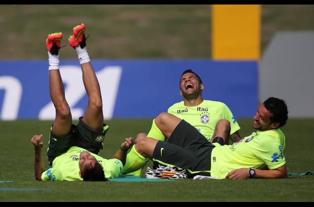 AP - Mientras tanto, el estelar brasileño Neymar bromeó con sus compañeros Daniel Alves y Fred luego de una práctica en la Granja Comary en Teresopolis, al norte de Río.