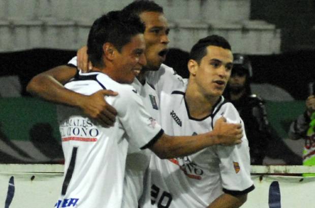 COLPRENSA - El Once Caldas se sacudi&#243; y no solo mejor&#243; como se lo ped&#237;an los hinchas, sino que tambi&#233;n gole&#243; 4-0 al Tolima.