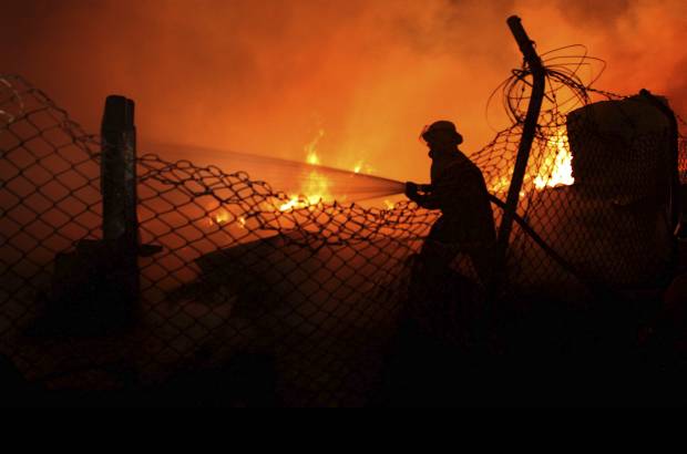 Manuel Saldarriaga - El incendio se presentó en la madrugada de este miércoles en el barrio Primavera del Municipio de Envigado. La conflagración comenzó en un deposito de maderas y las llamas alcanzaron cerca de 30 metros.