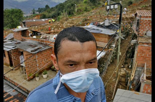 Esteban Vanegas - Como si no entendieran que sucede, en Calle Vieja se pueden ver personas deambulando en busca de una frase que los deje irse tranquilos a llorar: "Lo encontramos".