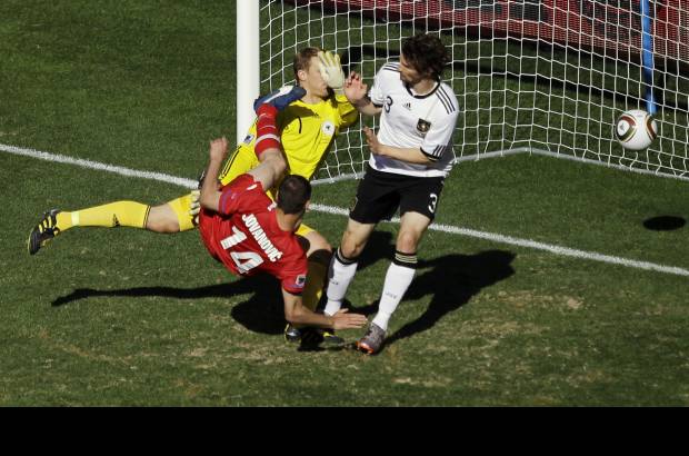AP - Milan Jovanovic le dio el triunfo a Serbia a los 38 minutos con un gol de volea.