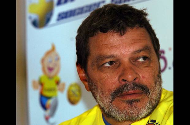 AP - Se convirti&#243; en m&#233;dico despu&#233;s de retirarse del f&#250;tbol y posteriormente fue un popular comentarista de televisi&#243;n y columnista, siempre con opiniones singulares y pol&#233;micas.